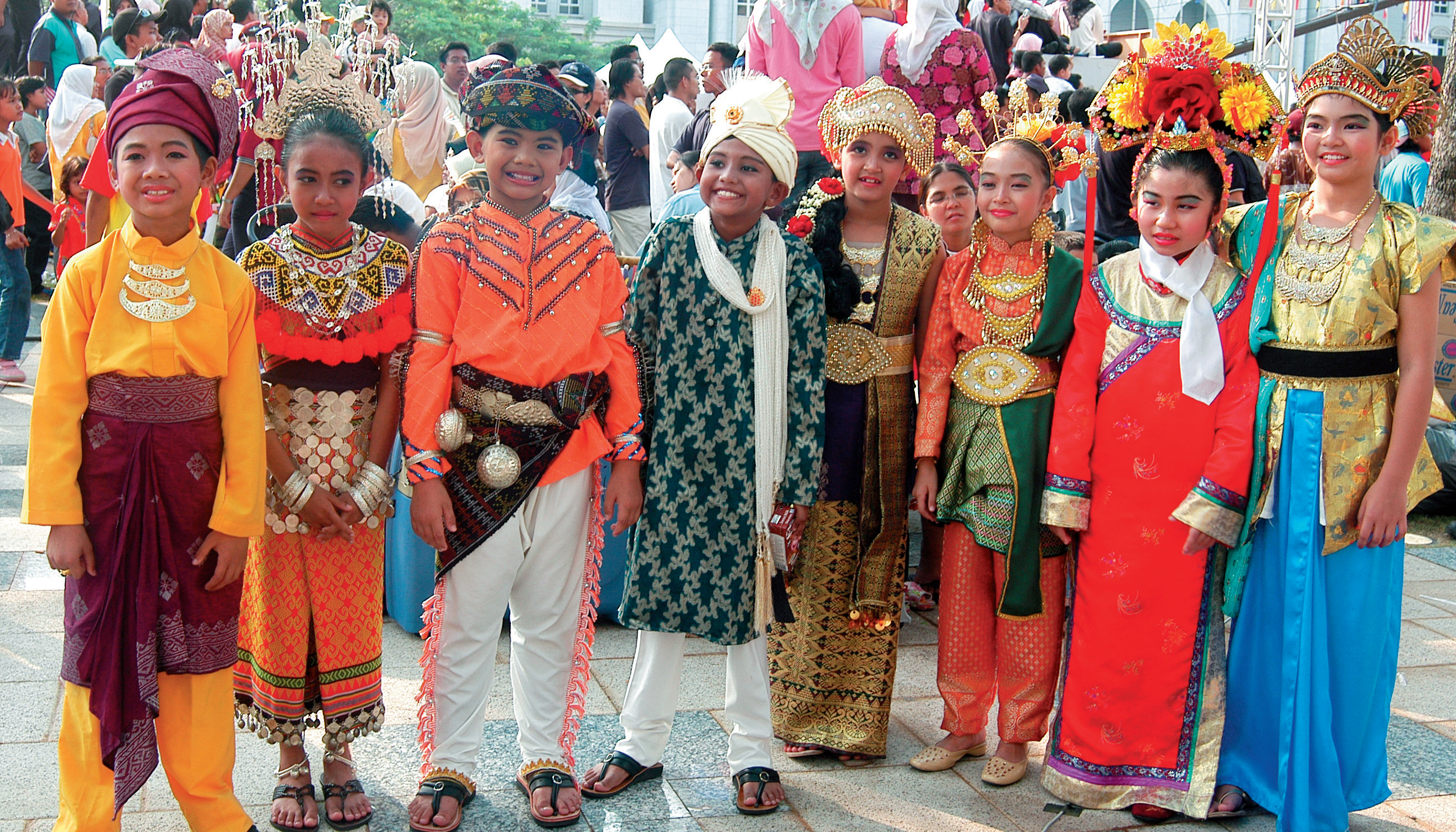 Народы восточной группы. Юго-Восточная Азия малайцы. Народы Восточной Азии. Малайзия национальный костюм. Жители Востока.